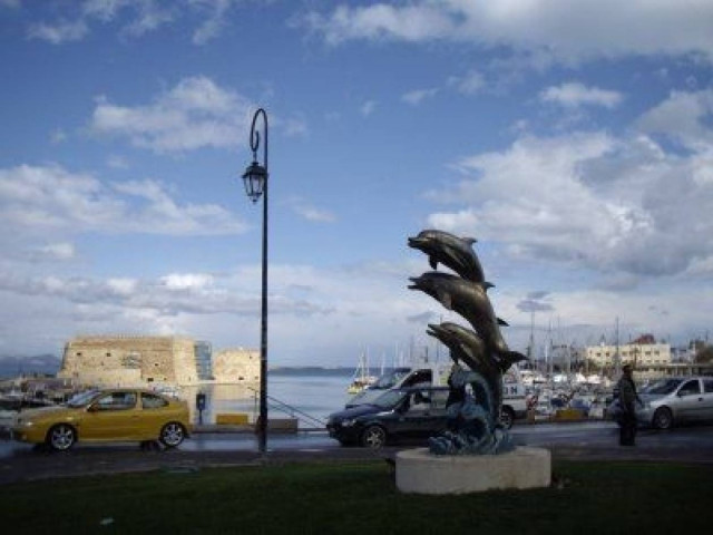 Μηχανάκι παρέσυρε πεζό στο Ηράκλειο