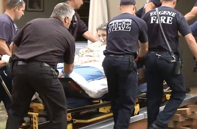 Γκρέμισαν τοίχο για να μεταφέρουν παχύσαρκη! (βίντεο)