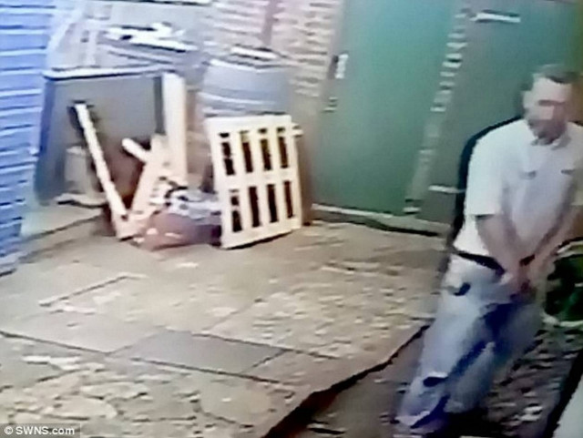 Απολύθηκε γιατί έκανε την... ανάγκη του! (βίντεο)