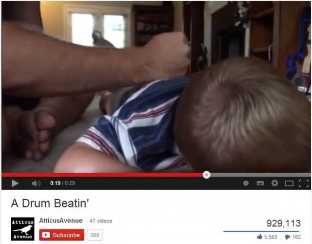 Έκανε την πλάτη του παιδιού του... ντραμς! (βίντεο)