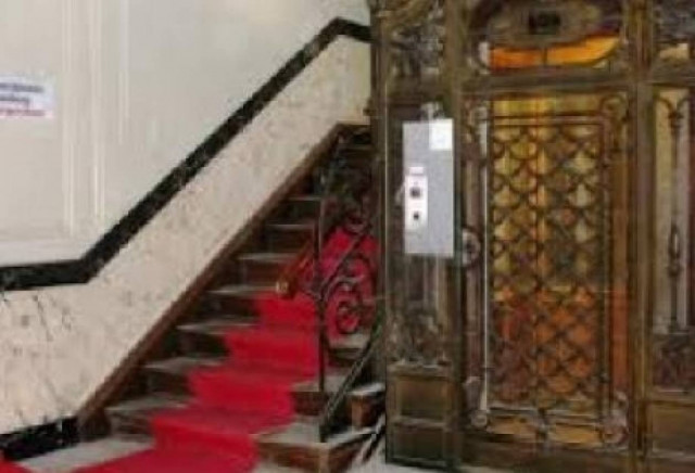 Του κόσμου τα παράξενα: Έκλεψαν χαλιά… από ασανσέρ στην Πάτρα!