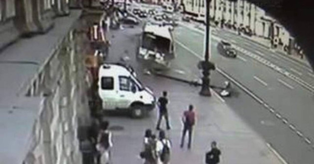 Λεωφορείο σπέρνει τον πανικό (vid)