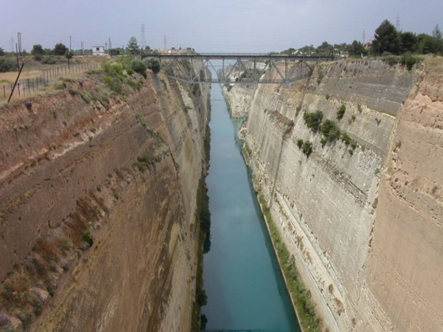 Μοτοσυκλετιστής κάνει άλμα πάνω από τον Ισθμό της Κορίνθου (vid)