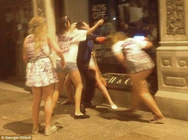 Μεθυσμένες φοιτήτριες επιτέθηκαν σε άστεγο (pics)