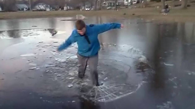 Όταν το… σπάσιμο του πάγου οδηγεί σε δυσάρεστες καταστάσεις (Video)