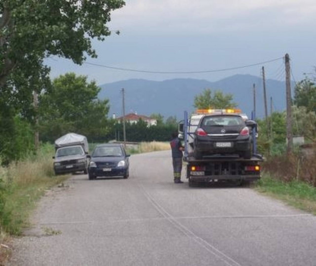 Τρίκαλα: Σοβαρός τραυματισμός σε τροχαίο - Μηχανή «καρφώθηκε» σε ΙΧ