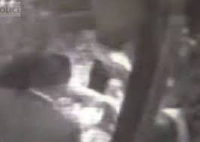 Βίντεο-ΣΟΚ: Η στιγμή που άγνωστος σπάει ποτήρι στο πρόσωπο μιας γυναίκας