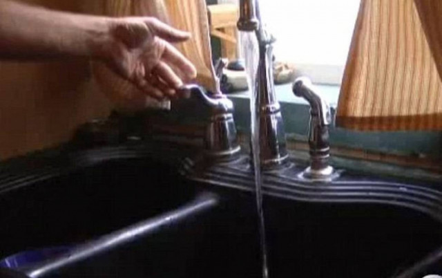 Βίντεο: Δεν πίστευαν στα μάτια τους όταν η βρύση άρχισε να βγάζει... χρυσό!