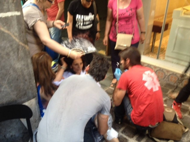 Ένταση έξω από το υπουργείο Οικονομικών με τις απολυμένες καθαρίστριες (vid&pics)