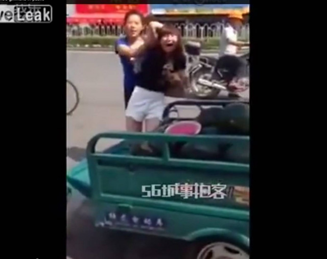 Βίντεο: Έπιασε στα χέρια της την ερωμένη του άνδρα της και... δείτε τι έγινε