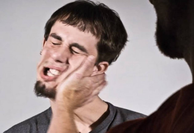 Έβριζε την φίλη του την ώρα που κοιμόταν και... τον πλάκωσε στο ξύλο