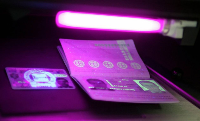 Έστησαν «εταιρεία» που προμήθευε σε αλλοδαπούς πλαστά έγγραφα