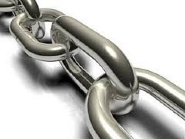 Έλειπε στη δουλειά και είχε αφήσει... αλυσοδεμένο τον 6χρονο γιο του!