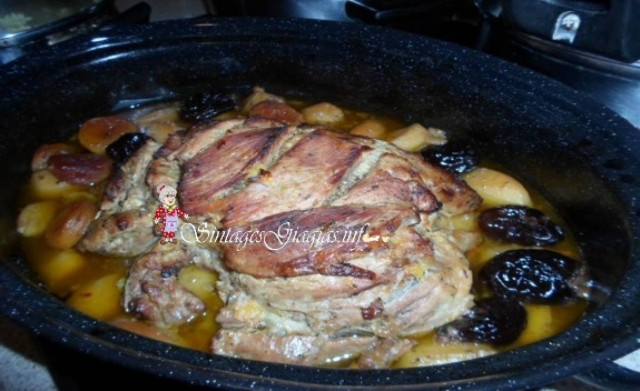 Χοιρινό μελένιο με αποξηραμένα δαμάσκηνα και βερίκοκα