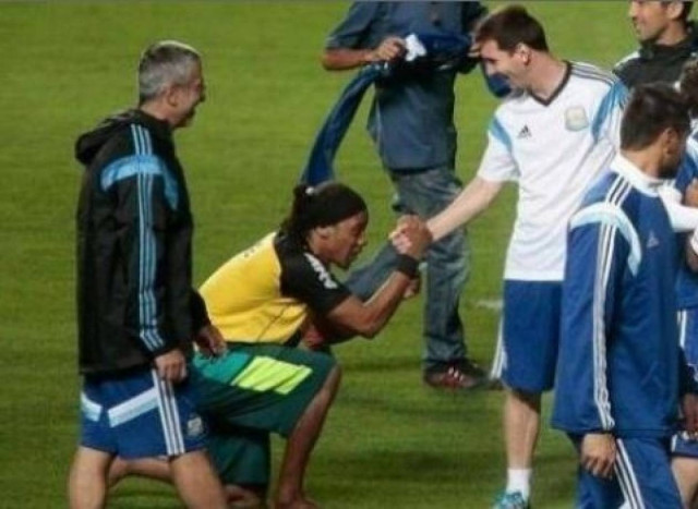 Παγκόσμιο Κύπελλο Ποδοσφαίρου 2014: Υποκλίθηκε στον Μέσι ο… Ρόνι (vid)