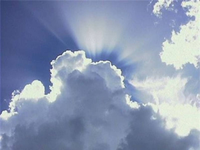 Ζεστός καιρός με μπόρες και σήμερα