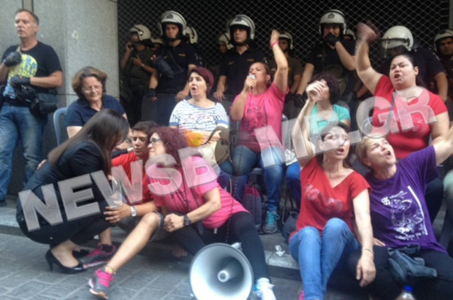 ΣΥΡΙΖΑ: Να επαναπροσληφθούν εδώ και τώρα οι αγωνιζόμενες καθαρίστριες