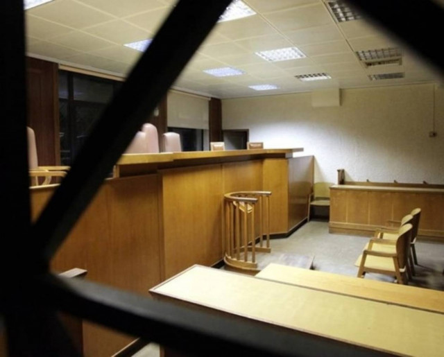 Γλίτωσε τα ισόβια ο καθηγητής μουσικής που τσιμέντωσε τη σύζυγό του