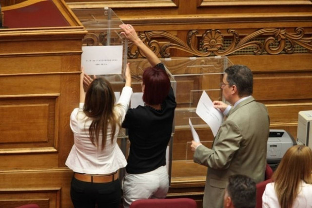 Οικονομία στο χαρτί κάνει η Βουλή