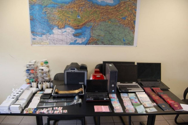 Κυψέλη: Εντοπίστηκε εργαστήριο κατασκευής πλαστών ταξιδιωτικών εγγράφων