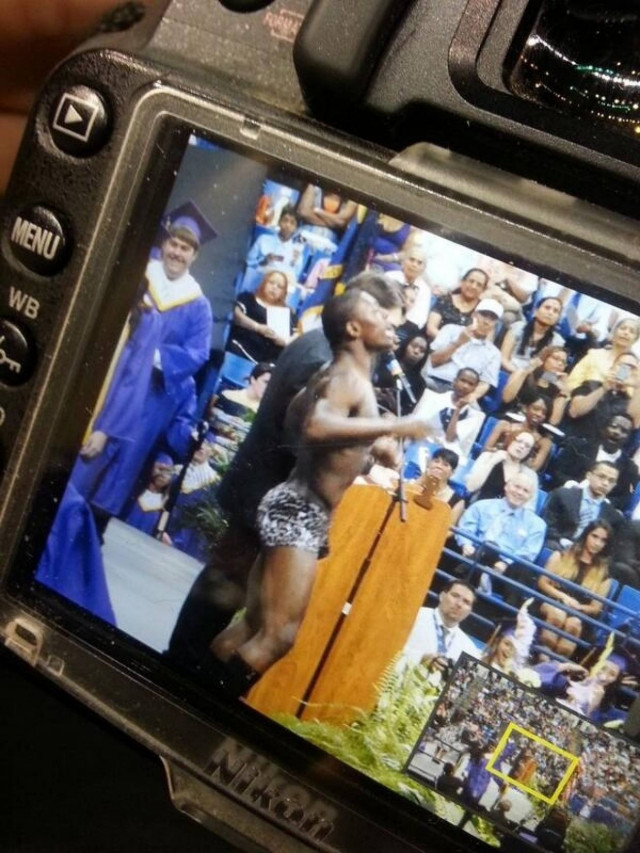 Έκανε.... στριπτίζ την ώρα της αποφοίτησης! (βίντεο)