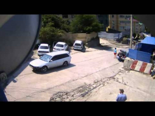 Ο πιο τυχερός οδηγός του κόσμου που γλίτωσε από... (βίντεο)