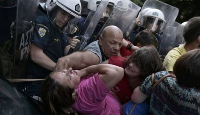 Οι καθαρίστριες του ΥΠΟΙΚ πρωτοσέλιδο στους New York Times! (pic)