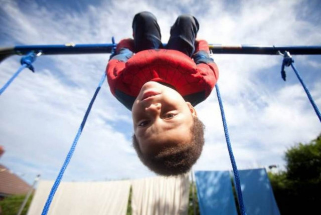 Δείτε τον τετράχρονο Spiderman που το... σκάει από το σπίτι! (pics)