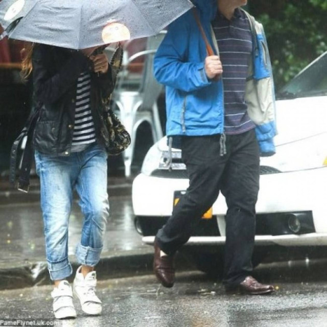 Ποιο πασίγνωστο ζευγάρι βγαίνει βόλτα… βρέξει χιονίσει;