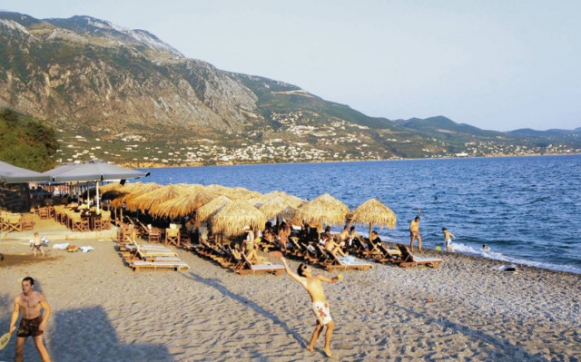 Καλαμάτα: Kαθαρά τα νερά στις παραλίες του δήμου