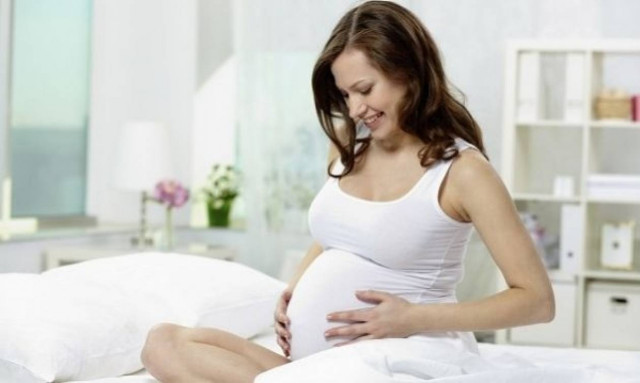 «Νιώθω ότι το μωρό μου δεν κινείται αρκετά στην κοιλιά μου». Πρέπει να ανησυχήσω;