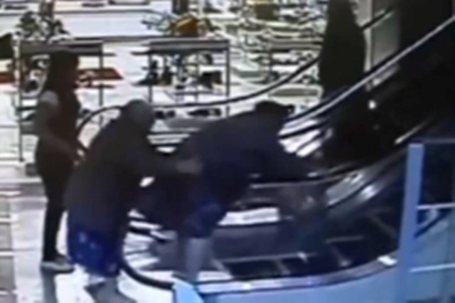 Αυτός είναι ο καλύτερος τρόπος για να ανεβείτε τις κυλιόμενες σκάλες! (video)