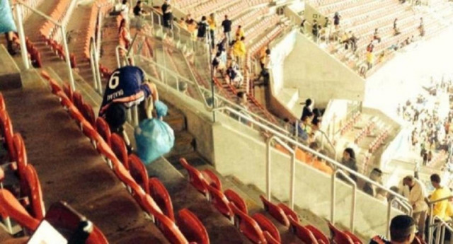 Μουντιάλ 2014: Οι Ιάπωνες είδαν το παιχνίδι και μετά καθάρισαν! (pics)