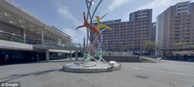 Μητέρα βούτηξε στο κενό μαζί με τα τρία παιδιά της από τον 14ο όροφο