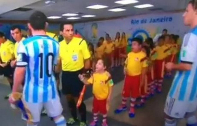 Μουντιάλ 2014: Αγνόησε πιτσιρικά ο Μέσι (video)