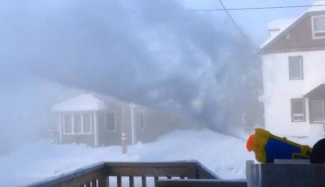 Τι θα συμβεί αν ρίξεις βραστό νερό με νεροπίστολο στους -41°C (Video)