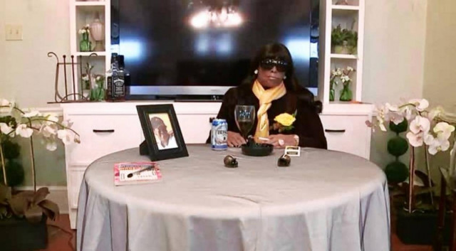 ΜΑΚΑΒΡΙΟ: Παραβρέθηκε... καθιστή στην κηδεία της!