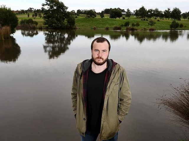 Απίστευτη τύχη: Επεσε από τα 14.000, δεν άνοιξε το αλεξίπτωτο αλλά επέζησε