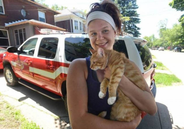 Βίντεο: Έγινε ρεζίλι - Πήγε να σώσει τη γάτα και... δείτε τι έπαθε