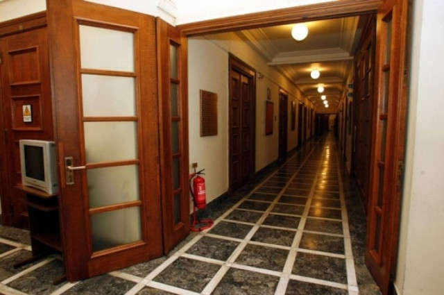 Τέλος οι αποσπασμένοι δημόσιοι υπάλληλοι στα βουλευτικά γραφεία