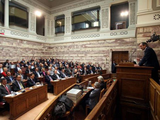 Μοιράζουν ψίχουλα προς… άγραν βουλευτών