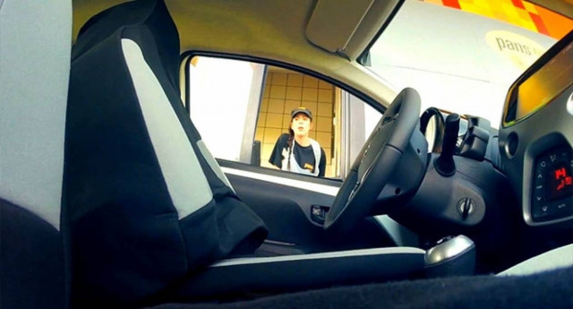 Πώς θα αντιδρούσατε αν βλέπατε ένα αμάξι να κινείται χωρίς οδηγό στα διόδια;