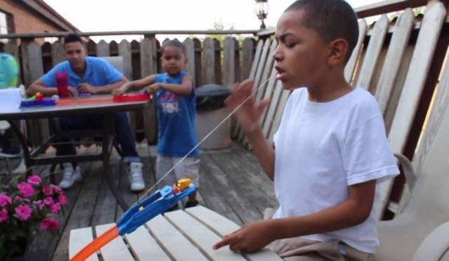 Ήθελε να βγάλει το δόντι του με ένα... αυτοκινητάκι! (videos)