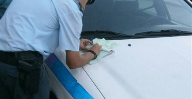 Ιωάννινα: Αστυνομικός έκοψε κλήση σε όχημα της Αστυνομίας (pic)