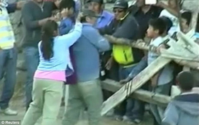 Ξεκαρδιστικό βίντεο: Τα έβαλε με τον ταύρο και τις έφαγε από τη γυναίκα του!