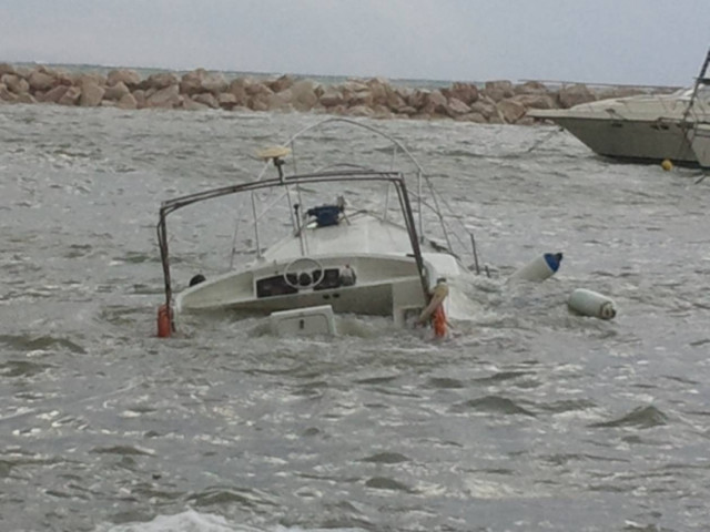 Σύγκρουση σκαφών και βύθιση λόγω… κακοκαιρίας στη Νέα Μηχανιώνα