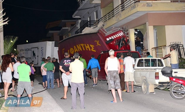 Σπάρτη: Νταλίκα «επισκέφθηκε» σαλόνι διπλοκατοικίας