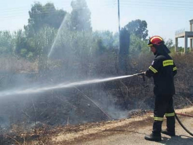 Πρέβεζα: Επιχείρησαν να τεμαχίσουν παλιό αυτοκίνητο και προκάλεσαν πυρκαγιά