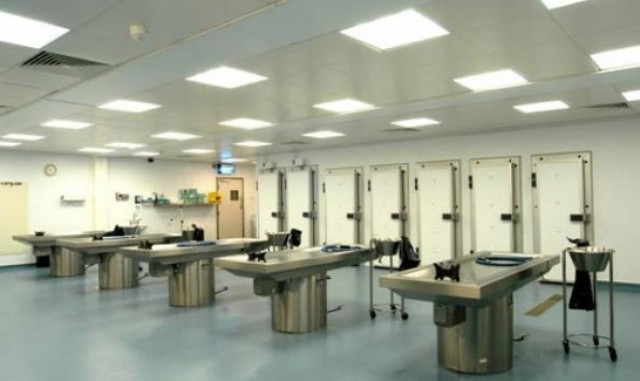 Κρατούσε πτώμα στο αμάξι μετά την άρνηση νεκροτομείου να το δεχτεί!