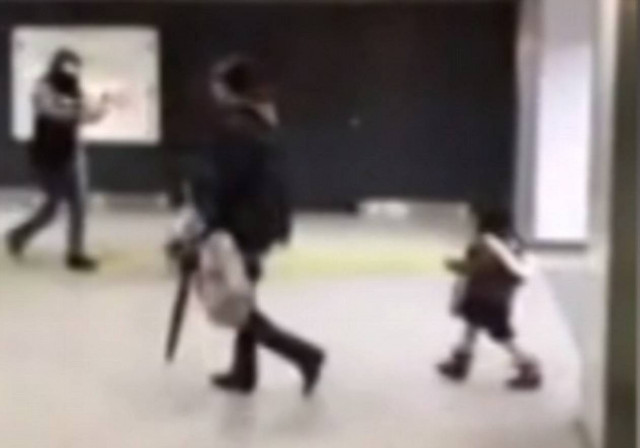 Κλωτσούσε αλύπητα στον κεφάλι την κόρη της επειδή... (pics)